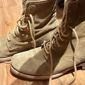 Frye Veronica Combat (Suede)